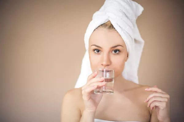 Un verre d'eau fraîche et une carafe remplie d'eau.