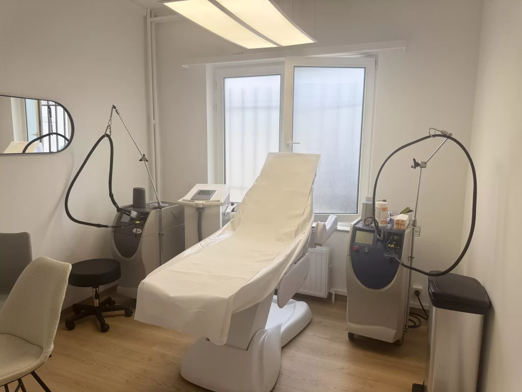 Salle de traitement laser médical Epilsoft, vide, avec le dispositif laser prêt à l’emploi et le mobilier professionnel.