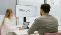 Premier rendez-vous Epilsoft : la praticienne présente au client le devis et un plan de traitement personnalisé.